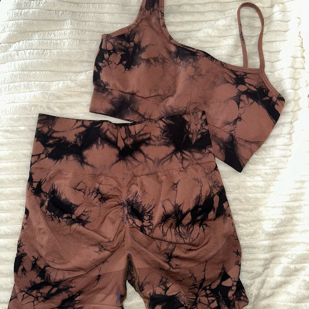Brown workout tie-dye shorts and crop top set #tie-dye